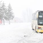 En la imagen de arriba, un autobus trata de circular en Villamanín (León), en la N-630