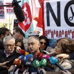 Los secretarios generales de UGT y CCOO Pepe Álvarez (hablando) e Ignacio Fernández Toxo, respectivamente, en declaraciones a los medios al inicio de la manifestación convocada por los sindicatos