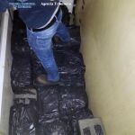 Parte de la droga incautada en el doble fondo de un camión