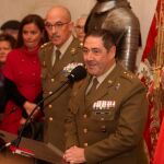 El comandante militar de Valladolid y Palencia, general José Rivas, jefe de la IV Subinspección del Ejército, inaugura la exposición sobre la bandera que puede verse en el Palacio Real. Junto a él, el jefe del Estado Mayor de la Defensa, Alejandro Martínez