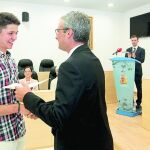 Doña Consuelo García Píriz y José Manuel Lara, entre otros, durante la entrega de los diplomas de un programa que supera ya los 355.000 euros.