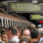 Los paros del Metro en horas punta provocan fuertes congestiones en muchas de las paradas de la red del suburbano barcelonés