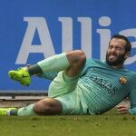 El jugador del FC Barcelona Aleix Vidal se lesiona durante el partido ante el Deportivo Alavés