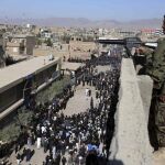 Un guarda de seguridad vigila desde la azotea de un edificio durante una procesión chií para conmemorar el Ashura, en Herat, Afganistán