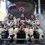 Los astronautas canadiense David Saint Jacques (izq), estadounidense Anne McClain (dcha) y el cosmonauta ruso Oleg Kononenko posan para los fotógrafos mientras se someten a las pruebas finales en el centro de entrenamiento ruso para cosmonautas en la Ciudad de las Estrellas, a las afueras de Moscú (Rusia) el pasado 14 de noviembre / Efe