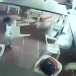 Agotado se despierta en clase y en vez de la mochila se cuelga la silla a la espalda