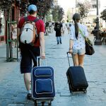 Los vecinos de los barrios de Centro denuncian que los turistas que escogen alojarse en VUT buscan también comercios y restauración baratos, no de calidad