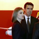 La Reina Letizia acompañada por el ministro de Industria, Energía y Turismo, José Manuel Soria, en la inauguración de Fitur