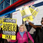 Varios miembros de Adicae durante una manifestación/Foto: Efe