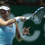 Garbiñe Muguruza devuelve la bola contra la polaca Agnieszka Radwanska
