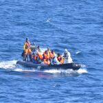 Una de las lanchas neumáticas de la fragata rescate a los inmigrantes.