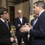 Puigdemont, acompañado del conseller de Exteriores, Raül Romeva , habla con el cónsul general de los Estados Unidos en Barcelona, Marcos Mandojana.