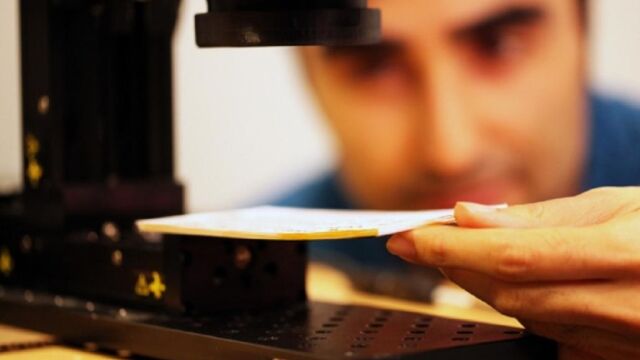 Uno de los investigadores, “leyendo” las hojas sin separarlas
