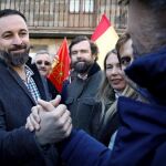 El presidente de Vox, Santiago Abascal (i), junto al vicepresidente, Iván Espinosa de los Monteros (3I), y José Antonio Ortega Lara. EFE/Villar López