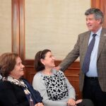 El consejero de Fomento y Medio Ambiente, Juan Carlos Suárez-Quiñones, junto al alcalde de Béjar, Alejo Riñones presenta el proyecto de modernización de la estación de autobuses de Béjar