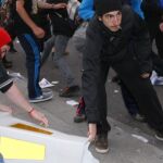 Los violentos causaron numerosos destrozos en el mobiliario urbano