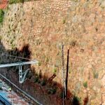 Con la ayuda de geólogos de la Generalitat, los técnicos sacaron ayer las piedras y rocas caídas en la vía, a la espera del inicio de las tareas para sacar los convoyes