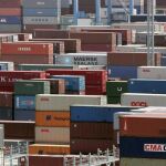 Vista general de contenedores apilados en el puerto de Ningbo, al este de China