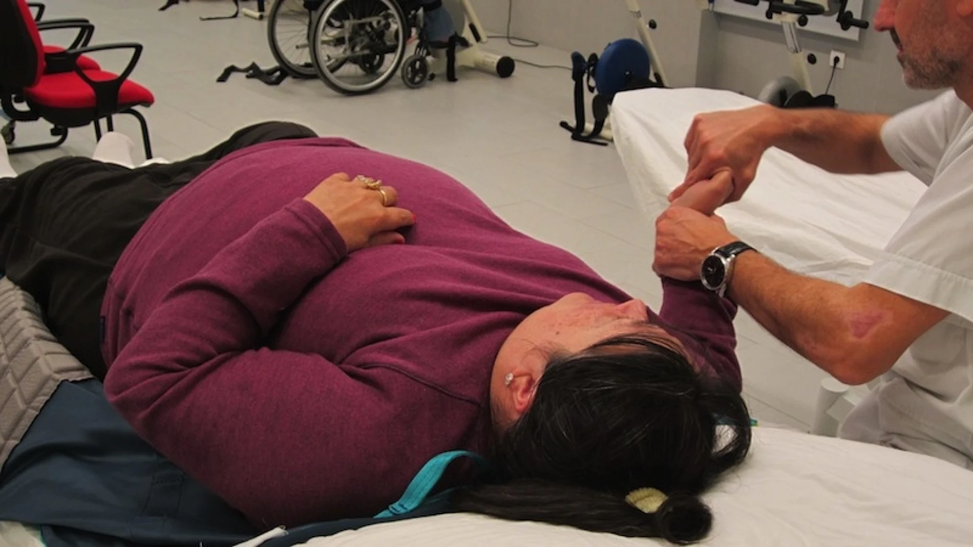 Un enfermo de esclerosis recibe rehabilitación.