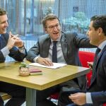 Casado, Alberto Núñez Feijóo y Juan Manuel Moreno, ayer, en una reunión sobre la organización de la Convención Nacional del PP