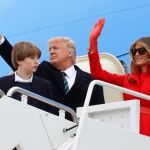 El presidente estadounidense, Donald Trump, y su esposa, Melania Trump, junto a su hijo Barron, el pasado 17 de marzo