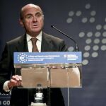 El ministro español de Economía y Competitividad, Luis de Guindos, durante su intervención en la conferencia titulada "Un euro para el crecimiento y la convergencia"hoy en Lisboa