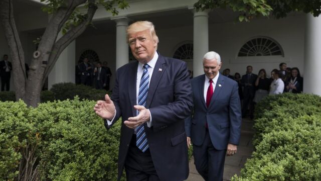 Donald J. Trump (i), acompañado por el vicepresidente de Estados Unidos, Mike Pence (d), y legisladores, celebran votación en la Cámara para rechazar y reemplazar el programa de salud Obamacare