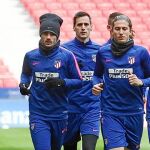 Los jugadores rojiblancos se entrenaron ayer por la mañana en el Wanda para entrar en contacto con el nuevo césped. En la imagen Griezmann y Filipe Luis
