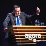 En la imagen, el presidente de Agbar, Àngel Simon, durante su intervención en el acto celebrado ayer por la entidad en Cornellà