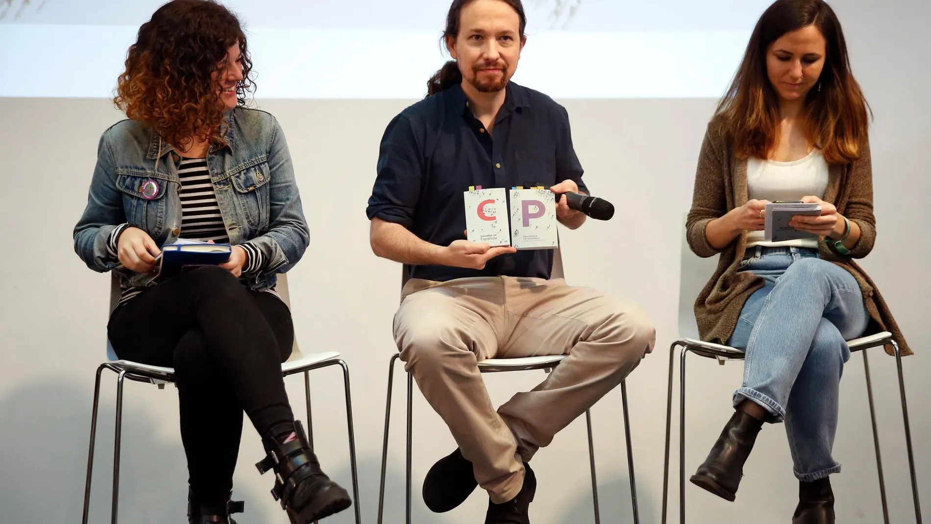La diputada de Unida Podemos, Sofía Castañón, la única mujer de la formación que no está en el Gobierno, junto a Pablo Iglesias e Ione Belarra