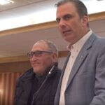 Javier Ortega Smith junto a Remigio, un hombre que sufrió una paliza en su domicilio por dos ladrones / Vox