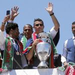 Cristiano Ronaldo posa con la Eurcopa que ganó Portugal en 2016