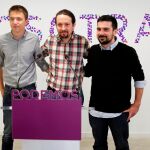 El líder de Podemos, Pablo Iglesias (c), en rueda de prensa juanto a Íñigo Errejón (i) y a Ramón Espinar (d), en una imagen de archivo