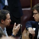 El líder de Podemos, Pablo Iglesias habla con Íñigo Errejón