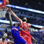 Reggie Jackson (i) de Pistons ante Nikola Mirotic (d) de Bulls