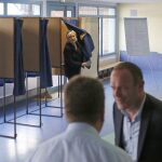 La líder del Frente Nacional, Marine Le Pen, tras emitir su voto ayer