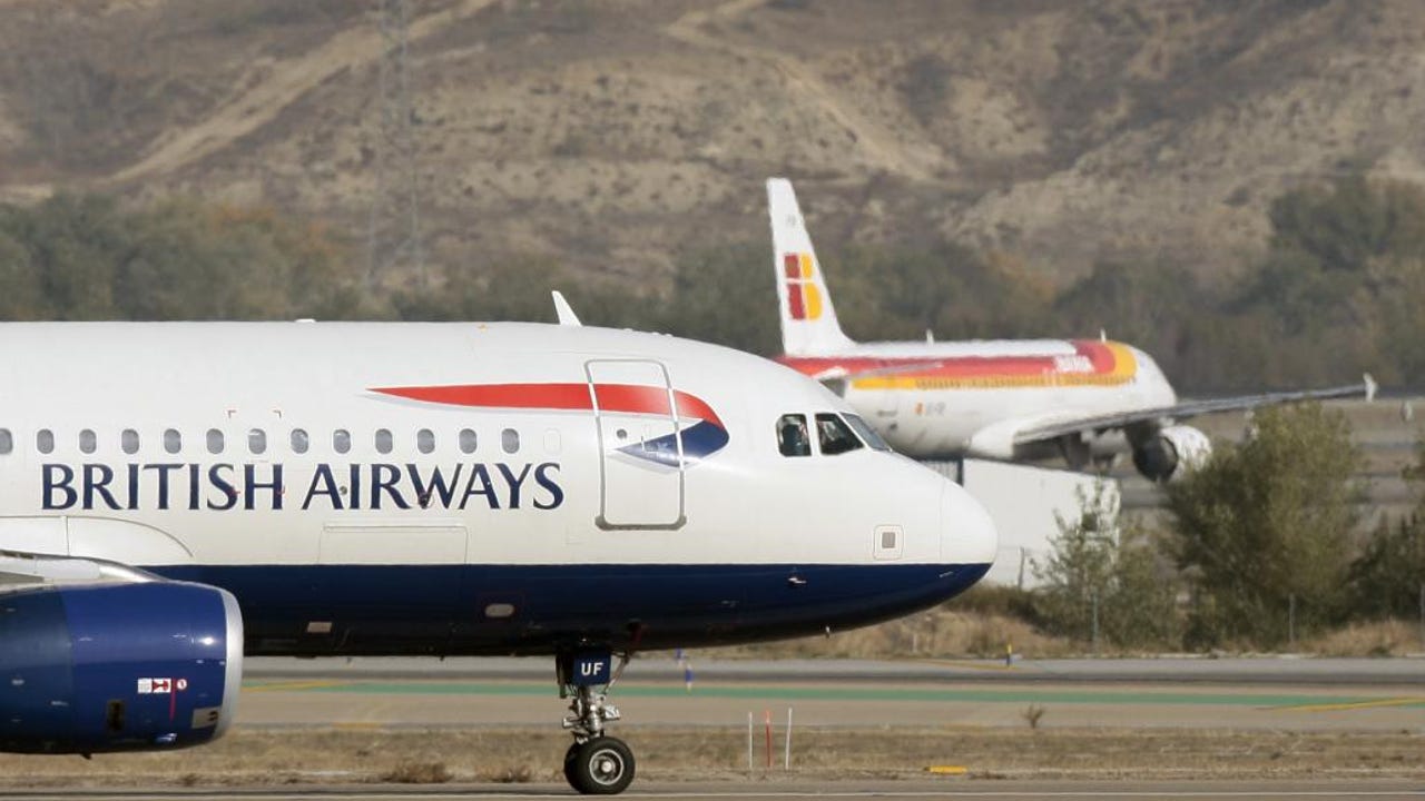 Un vuelo con destino Londres aterriza de emergencia en Rumanía tras detectar humo en la cabina