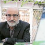Fernando Aramburu, ayer en La Central de barcelona, minutos después de recibir la noticia de la concesión del Premio de la Crítica