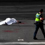 El cadáver de una víctima yace sobre el asfalto después de que un hombre armado con un cuchillo atacase a varias personas en la calle Bourke de Melbourne (Australia)