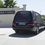 El coche de la funeraria con los restos mortales de Ana Huete, la joven de 27 años fallecida hace una semana en Illica en el terremoto de Italia