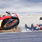 Márquez, en una de sus caídas de ayer. «Me he caído cuatro veces, pero la situación no es tan mala», dijo Marc, que saldrá cuarto. Pedrosa hizo la «pole»