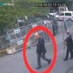 El periodista Khashoggi a su entrada al consulado, del que no volvió a salir con vida/Foto: Ap