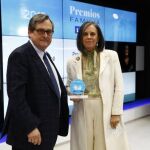 La psicóloga y terapeuta familiar Sara Pérez-Tomé, recogiendo el premio a la mejor terapeuta de familia de manos del director del periódico, Francisco Marhuenda