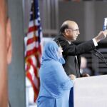 Los Khan, durante su emotivo discurso en la convención demócrata antes de ser atacados por el candidato republicano Donald Trump
