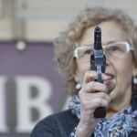 La alcaldesa de Madrid, Manuela Carmena, dio ayer el pistoletazo de salida a la EDP Rock’n’ Roll Maratón & Media Maratón desde la Plaza de Cibeles, en la que participaron alrededor de 34.000 corredores