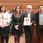 El director de la RAE, Darío Villanueva, posa con la Medalla de Oro junto a Silvia Clemente y los miembros de la Mesa de las Cortes, Óscar Reguera, Ana Sánchez, Carlos Chávez y Belén Rosado