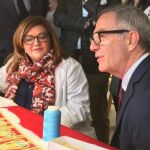 El ministro de Cultura, José Guirao, en la visita al Museo de Bordados del Paso Blanco donde pudo contemplar como se trabaja artesanalmente en los bordados de la Semana Santa de Lorca. LA RAZÓN