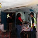 Los agentes de la Guardia Civil en una de las habitaciones donde las mujeres eran obligadas a prostituirse