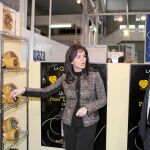 Silvia Clemente, que ha reforzado las inspecciones, visita un stand de Tierra de Sabor en una feria alimentaria