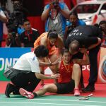 Carolina Marín siendo atendida tras romperse el ligamento cruzado anterior